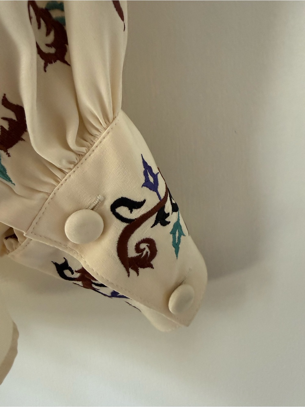 100% Silk Diane von Furstenberg Vine Embroidered Button Down Blouse in Cream - Picture 12 of 13